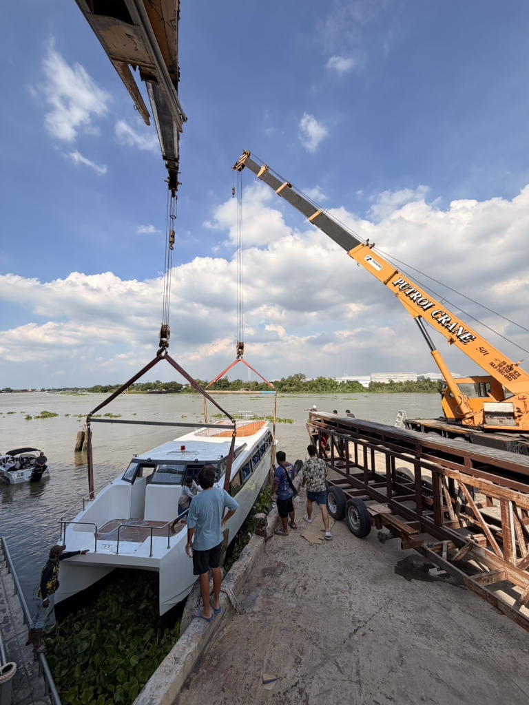 งานรถเครนยกลากเรือประมงขนาดใหญ่ ทินสิริ เครนเซอร์วิส